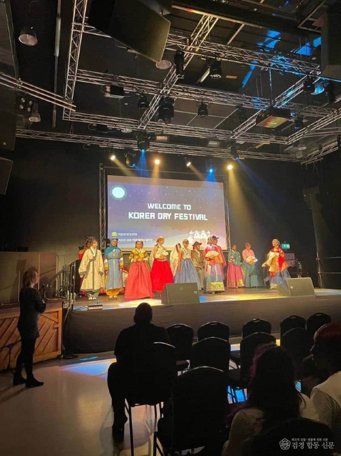 영국 코벤트리 사로잡은 전주 한지한복 (1).jpg