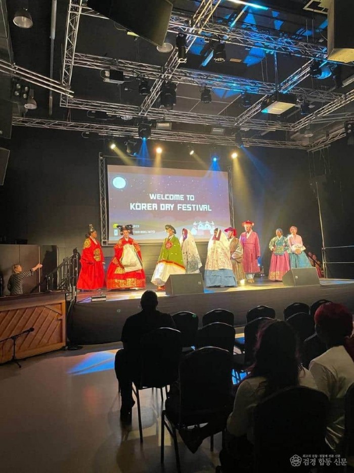 영국 코벤트리 사로잡은 전주 한지한복 (2).jpg