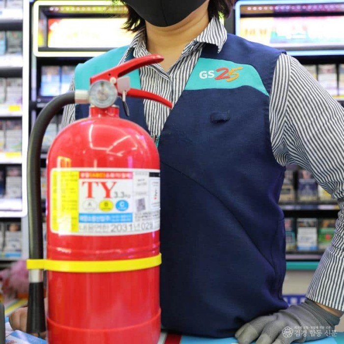 211020-4편의점에비치된소화기.jpg