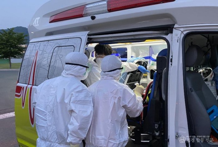 9개월 영아(코로나환자) 119구급대에서 헬기 인계.jpg