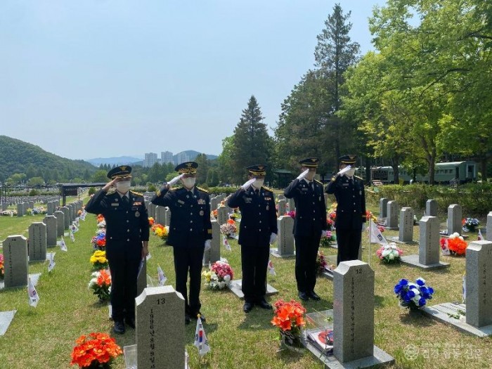 220623-1국립현충원소방공무원묘역참배.jpg