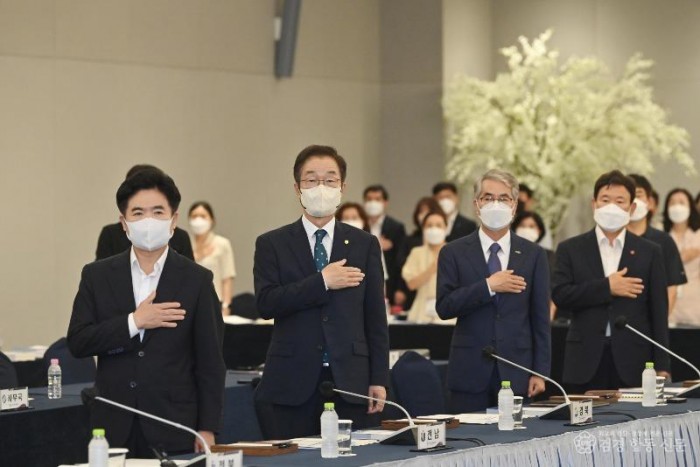 1.임종식 경북교육감, 전국시도교육감협의회 부회장 추대(지난 11일 롯데리조트 부여에서 개최된 제85회 전국시도교육감협의회 총회 사진(좌측 2번째 임종식 경북교육감)02.jpg