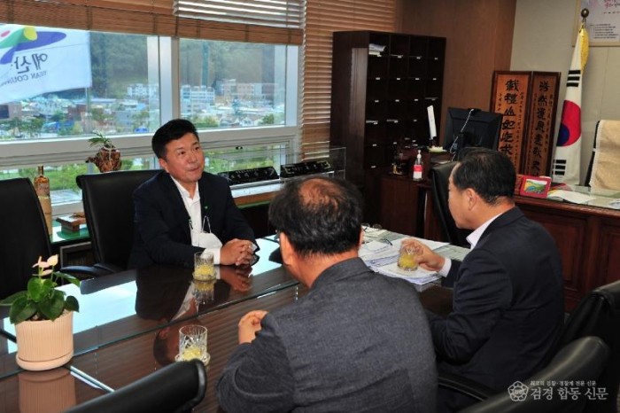 8. 예산군수 사진..jpg