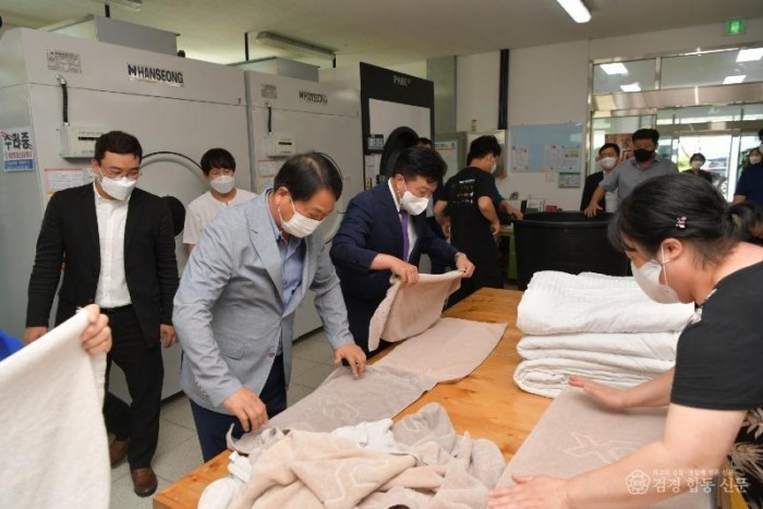 10. 예산군수 소외계층방문사진.jpg