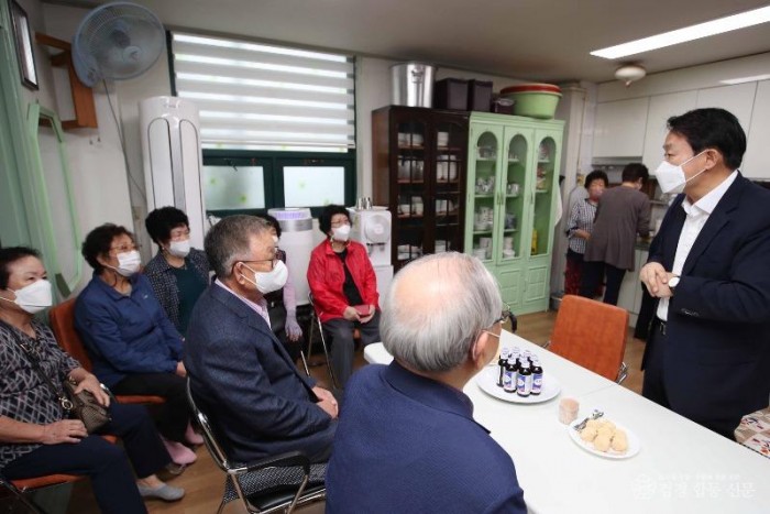 1. 추석명절 경로당 방문 진행사진 (1).jpg