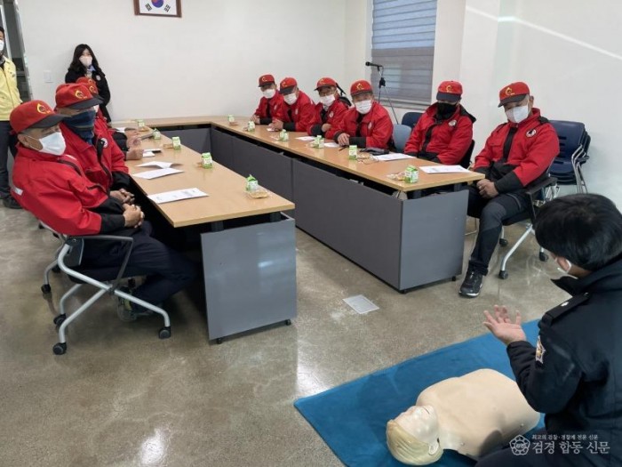 221209-5구산면 산불감시원 대상으로 산불진화요령 및 심폐소생술 등 응급처치교육2 .jpg