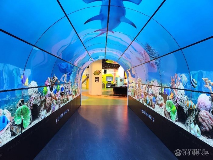 ★221230_사진자료(인천어린이과학관_지구마을,비밀마을_전시관_새_단장)_지구마을_입구_미디어아트 (1).jpg