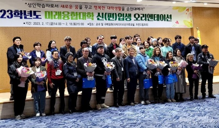 꽂다발 증정 후 단체사진.jpeg