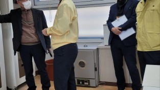 1.경북교육청, 새 학기 학교안전 종합 점검 실시(21일 가은중고등학교 과학실을 점검하는 김태형 부교육감(좌측 2번째) 사진)01.jpg