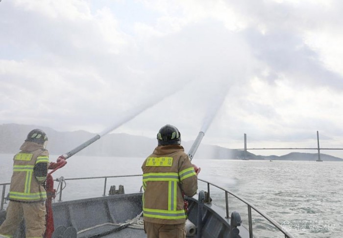 230315-5소방정 선박 화재진압 훈련 실시.JPG