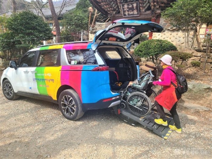 2.순천여행 관광약자 이동차량에 탑승해 선암사를 찾은 관광객1.jpg