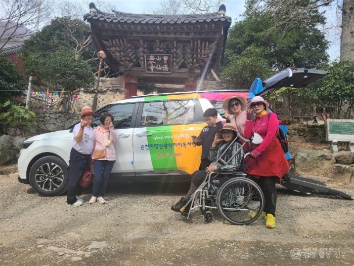 2.순천여행 관광약자 이동차량에 탑승해 선암사를 찾은 관광객2.jpg