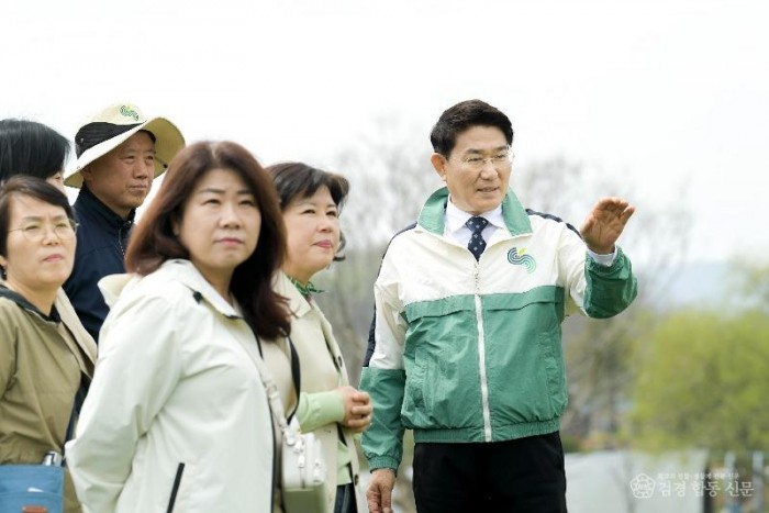 박람회장을 둘러보며 현장점검을 하고 있는 노관규 순천시장.jpg