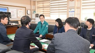 1.임종식 경북교육감, 교육공무직 총파업 대응 학교 현장 사전 점검(30일  오전 복주초등학교 급식, 돌봄 운영 현황을 점검하는 임종식 경북교육감 사진)03.jpg