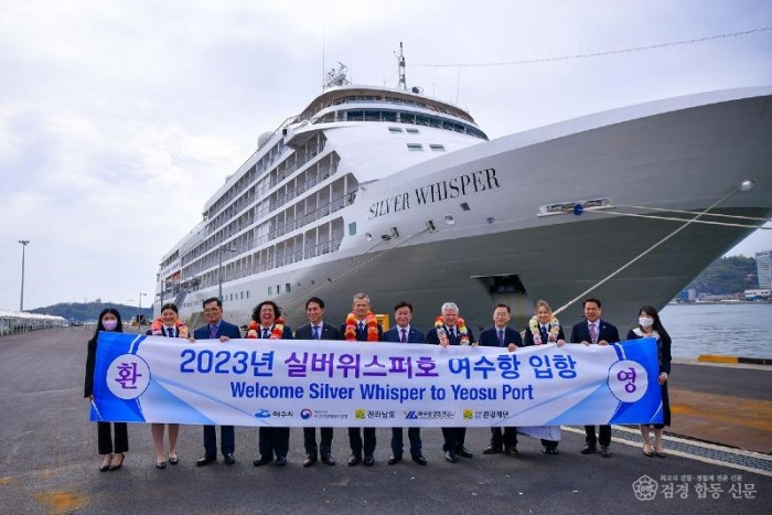 1-2 국제 크루즈선 ‘실버 위스퍼호’ 여수항 입항.jpg