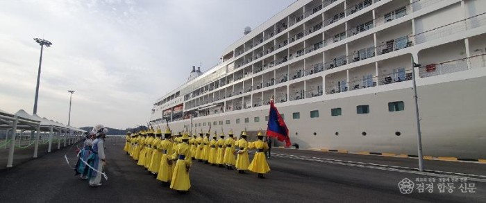 1-1 국제 크루즈선 ‘실버 위스퍼호’ 여수항 입항.jpg