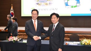 1.경북교육청, 영호남 교육 상생을 위한 워크숍 개최(27일 개최된 영호남 교육지도자 워크숍 사진, 좌측 임종식 경북교육감, 우측 김대중 전남교육감)02.jpg