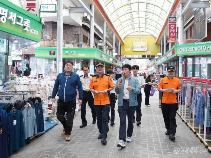 230920-3이상기 의창소방서장, 추석 명절 대비 전통시장 방문 지도.JPG