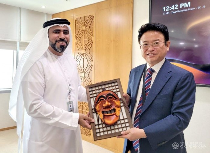 UAE_원전기업_에넥(ENEC)방문_및_투자협력_방안_논의(나세르_알_나세리-에넥_최고재무책임자_기념품_전달).jpg
