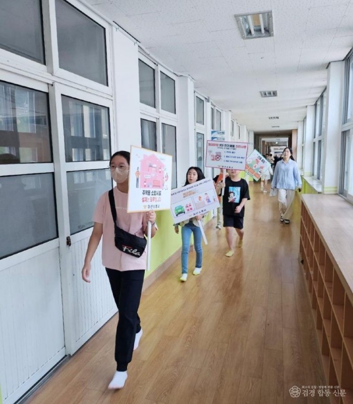 231006-5한국119청소년단과 화재예방 캠페인(정문에서 캠페인 하는 사진2.jpeg