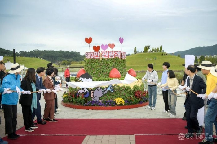 7일 정원박람회 관람객 800만 돌파 기념으로 꽃탑 제막식을 하고 있다.JPG