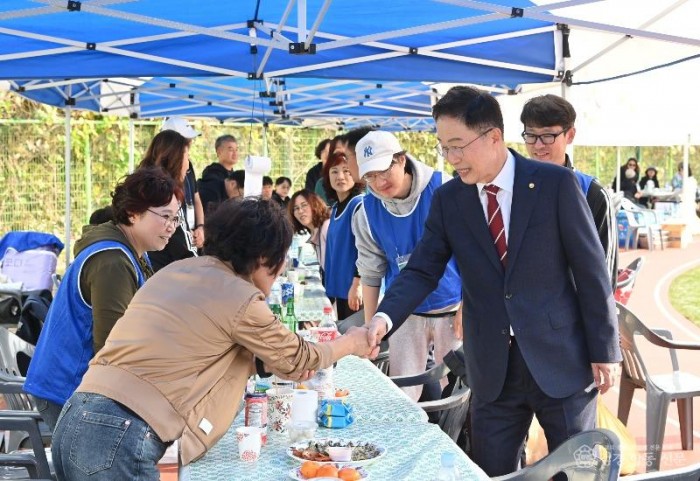 3.제7회 경상북도 사립학교 교육행정직원 한마음체육대회 개최(4일 경주위덕대학교에서 개최된 사립학교 행정지원 체육대회를 방문한 임종식 경북교육감 사진)03.jpg