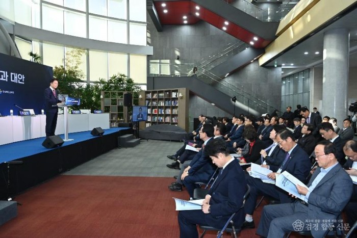 「교육이 살아야 지방이 산다」, 지방소멸 위기 국회와 함께 대응!(11월 22일 국회의정관 3층 중앙홀에서 기조연설 하는 왼쪽 단상 위 경북교육청 임종식 교육감)_02.jpg