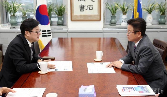 홍익표_민주당_원내대표1.jpg