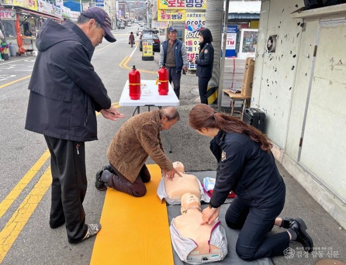 231207-2겨울철 전통시장 화재예방 홍보 나서3.jpeg