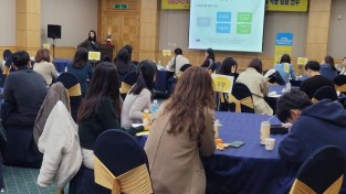 4.경북교육청, 기초학력지원센터 학생 맞춤형 지원 역할 톡톡히!(센터 담당자 역량 강화 연수, 센터별 종결 사례 회의를 통한 발전 방안 모색, 12월 8일~9일 더케이호텔 경주에서 업무 담당자 역량강화 연수 모습)_01.jpg