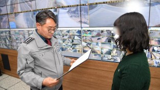 영주-4 안문기 영주경찰서장이 CCTV 관제요원에게 표창장을 수여하고 있다.JPG