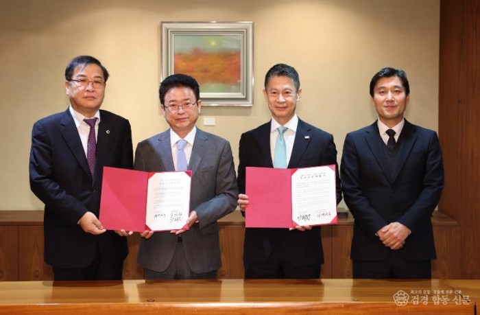 경북도-히로시마현_우호교류의향서_체결식2(왼쪽부터_박영서_경북도의회_부의장__이철우_경상북도지사__유자키__히데히코_히로시마현_지사__임시흥_주히로시마총영사관_총영사).jpeg