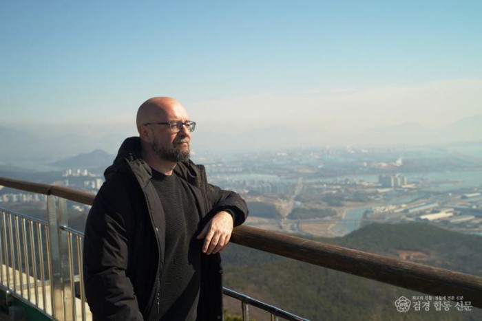 광양 구봉산 정상에 철강을 소재로 한 체험형 조형물을 디자인할 스페인 작가 마누엘 몬테세린.jpg