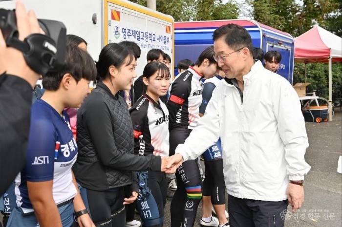 4.경북교육청, 투명하고 선진화된 학교 운동부로 재도약(학교 운동부 등급 평정제를 통한 차등 지원과 승강제 도입)(2023년 전국체육대회 출전선수 격려하는 임종식 교육감)_01.jpg
