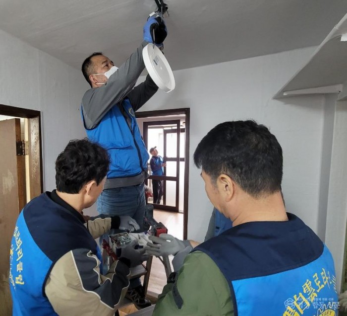 포스코 도배재능봉사단, 광양백운로타리클럽과 광양읍 주거개선봉사 - 광양읍 (2).jpg