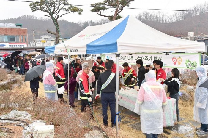 240328보도자료(청송군, 2024년 나무나누어주기 행사 및 산불예방 캠페인 실시) (4).jpg