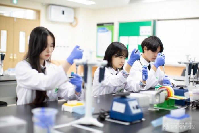1.경북교육청, 직업계고 신산업 교육환경 구축에 매진(직업계고등학교 환경 개선에 25억 투자)(경북바이오마이스터고 시료제조 수업 장면)_01.jpg