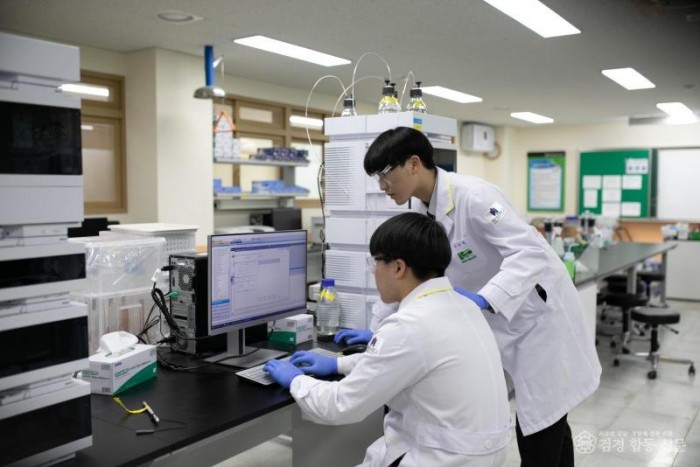 1.경북교육청, 직업계고 신산업 교육환경 구축에 매진(직업계고등학교 환경 개선에 25억 투자)(경북바이오마이스터고 기기분석 수업 장면)_02.jpg