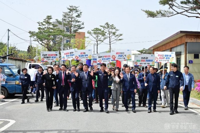 240425보도자료(청송군, 사과꽃길 걷기 성황리 개최, 현서면 주민 400명 참석) (3).jpg