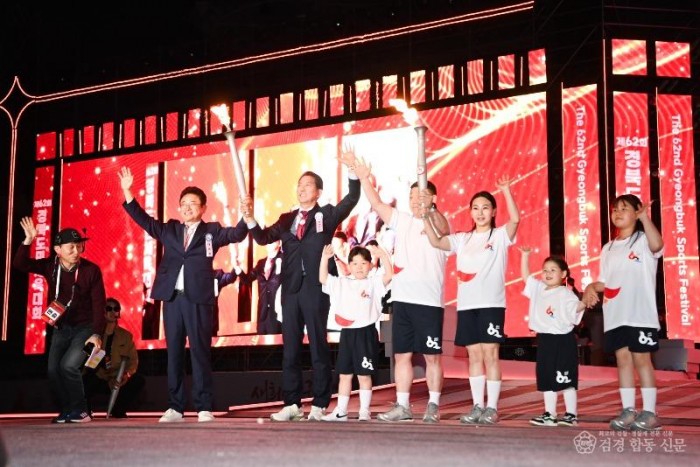 [체육진흥과] 제62회 경북도민체육대회_성화 전달.JPG