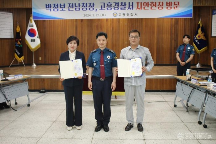 감사장 왼쪽 우춘순(경발협, 오른쪽 이충규(영남면).JPG