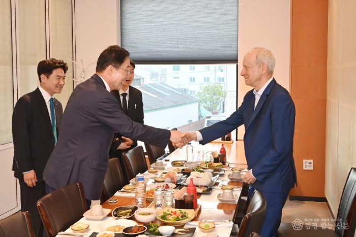 5.경북교육청, 마이클 샌델 교수와 함께 글로컬 미래교육 논의(미래교육박람회 경북-전남 교육감의 협력 돋보여)_02.jpg