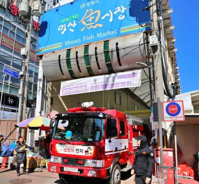 250221-5마산 어시장에서 길터주기 훈련을 실시하는 모습.JPG