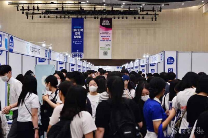 1.경북교육청, 2024년 진학 설명회와 11 맞춤형 상담 실적 역대 최대치 기록!!(경북진학지원센터 중심 맞춤형 꿈이룸 진로진학 프로그램 내실 운영)(대학진학 박람회 모습)_02.jpg