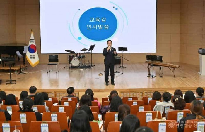 2.경북교육청, 교육공무직원 늘봄행정실무사 신규임용예정자 직무연수 실시(늘봄학교 정책 이해와 행정 실무 역량 강화)(인사말하고 있는 임종식 교육감)_01.jpg