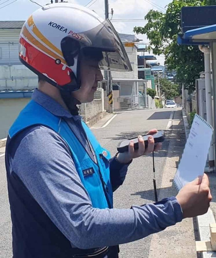 [복지정책과]복지등기우편 집배원 배달사진.jpg