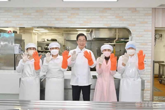 1.경북교육청, 전국 최초! 학교 급식소용 ‘말림방지장갑’개발_보급(급식종사자 끼임_절단 사고 예방, 혁신적 안전 보호구 도입)(말림방지장갑을 사용해보고 있는 임종식 교육감)_01.JPG