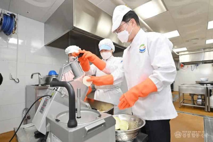 1.경북교육청, 전국 최초! 학교 급식소용 ‘말림방지장갑’개발_보급(급식종사자 끼임_절단 사고 예방, 혁신적 안전 보호구 도입)(말림방지장갑을 사용해보고 있는 임종식 교육감)_03.JPG