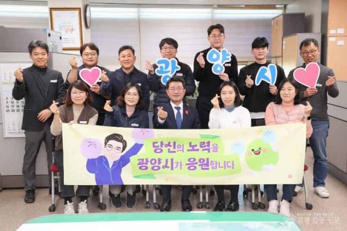 1-1. 정인화 광양시장, 하수도과 방문…직원 소통의 장 ‘활짝’ - 홍보소통실(정인화 광양시장 및 하수도과 직원 단체사진).jpg