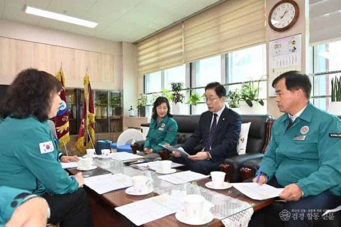 (추가)1.임종식 경북교육감, 신학기 대비 학교 안전 종합점검에 나서!!(신학기 대비 늘봄학교와 통학로 학생 안전과 급식실 산업 안전 등 합동점검 실시)(경주 용강초등학교에서 신학기 대비 안전대책을 논의하고 있는 임종식.jpg